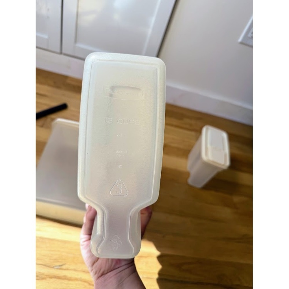 VTG RUBBERMAID SERVIN SAVERS - 21 - 13 - 4 CUP - CEREAL KEEPERS - ALMOND LIDS - Picture 6 of 14